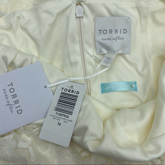 Torrid Women’s Plus Size Ivory Lace Capelet Wedding Dress Size 16 - Picture 12 of 12